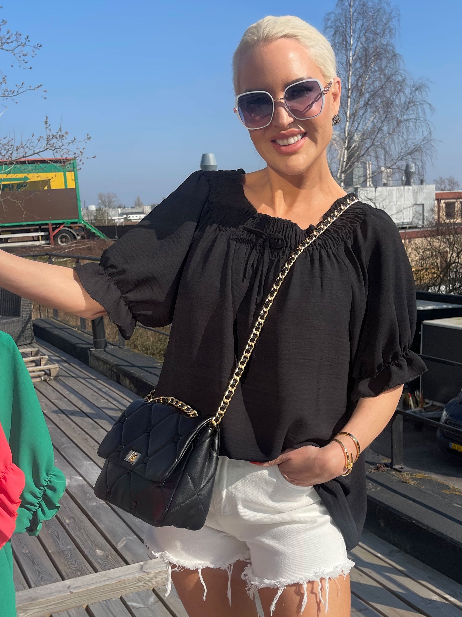 Fenya - Top med elastik i udskæringen